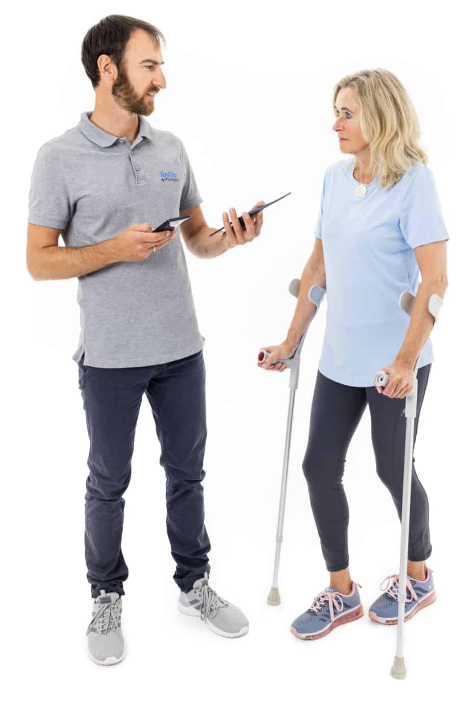moticon-rego-sensor-insoles-app-consulting-woman-crutches